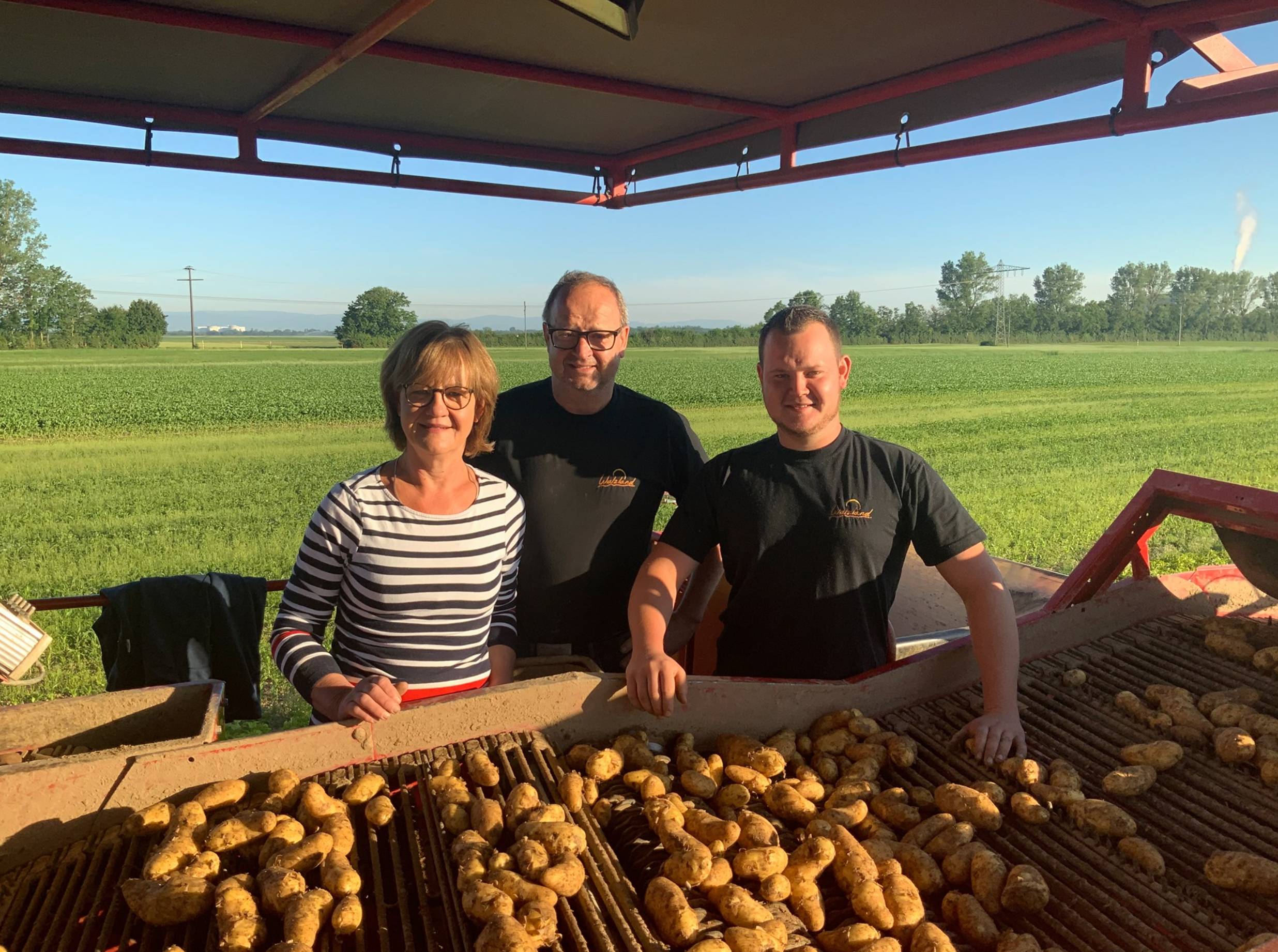 Walzland.de - Familie Walz bei der Frühernte